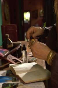 Ritual de armonización energética con aceites esenciales, símbolos y registros personalizados