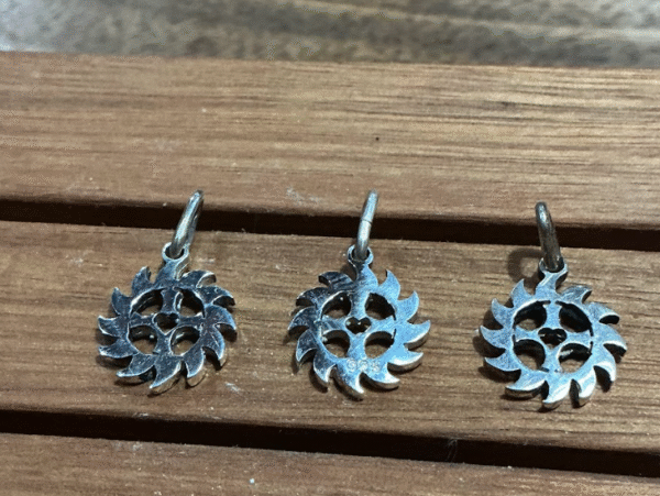 Cruz orlada chica 1,4 cm diámetro, plata 9253
