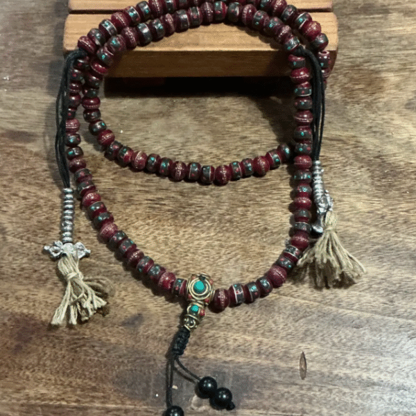 Japamala con incrustaciones de piedras semi preciosas. Origen Nepal.
