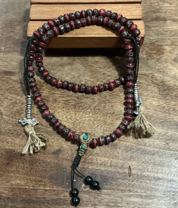 Japamala con incrustaciones de piedras semi preciosas. Origen Nepal.