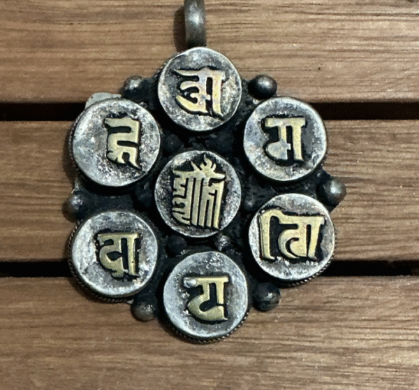 Medalla OM MANÍ PADME HUM. Origen India.  Diámetro 4 cm