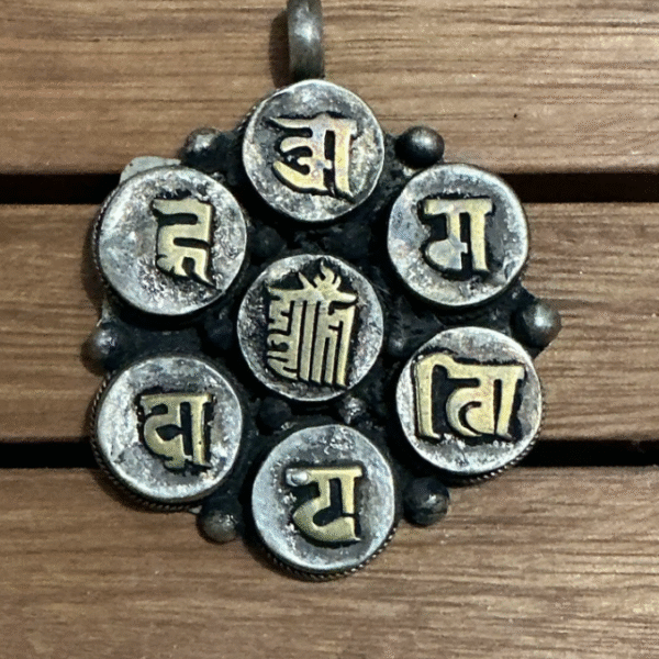 Medalla OM MANÍ PADME HUM. Origen India.  Diámetro 4 cm