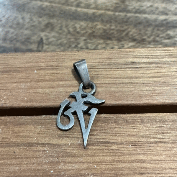 OM Tibetano plata 925. 2 cm alto.
