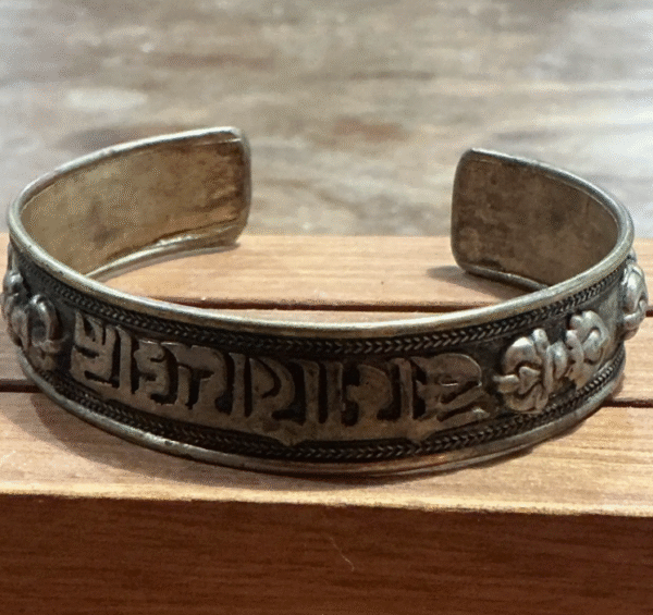 Pulsera OM MANÍ PADME HUM. Orígen India